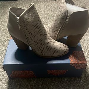 Carlos Santana Taupe booties